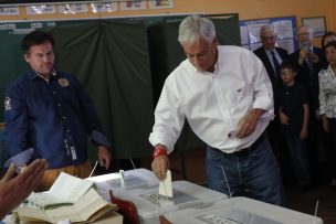 Votante hizo  gesto obsceno a Piñera mientras votaba y casi nadie se dio cuenta