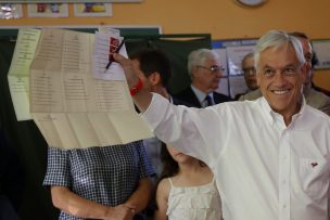 Sebastián Piñera dobló mal su voto al momento de sufragar