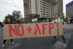 Manifestantes en contra de las AFP se toman la Alameda