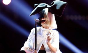 Sia publicó foto desnuda para evitar que la vendieran a sus fanáticos