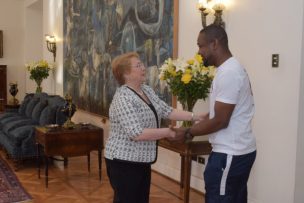 Presidenta Bachelet recibió en La Moneda a haitiano que salvó a mujer en Independencia