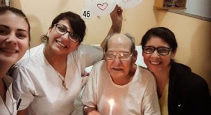 La conmovedora historia de un anciano que llegó al hospital buscando compañía en su cumpleaños