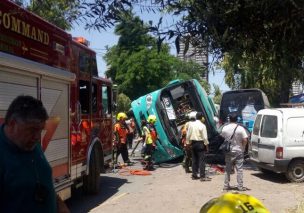 Choque múltiple termina con bus del Transantiago volcado en Estación Central