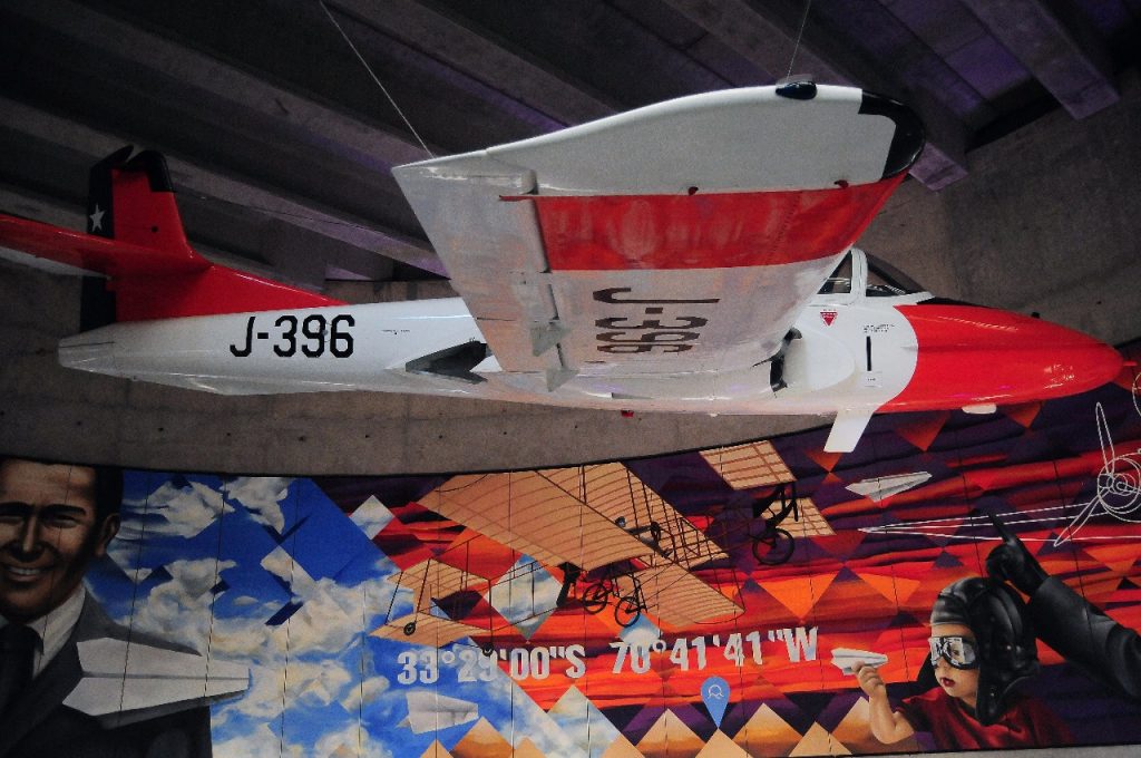 Estación de Cerrillos: Un avión dentro de una estación