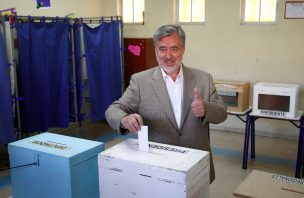 Alejandro Guillier recibe insultos en su lugar de votación