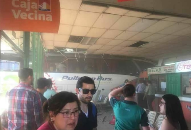 ¡No se detuvo! Bus arrasó con parte del terminal de Cabrero