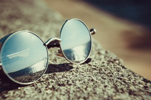 Moda incomprendida: Tienda de ropa vende anteojos de sol