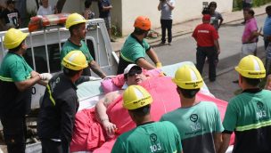 Derriban una pared en una casa en Argentina para trasladar a una mujer de 490 kilos al hospital