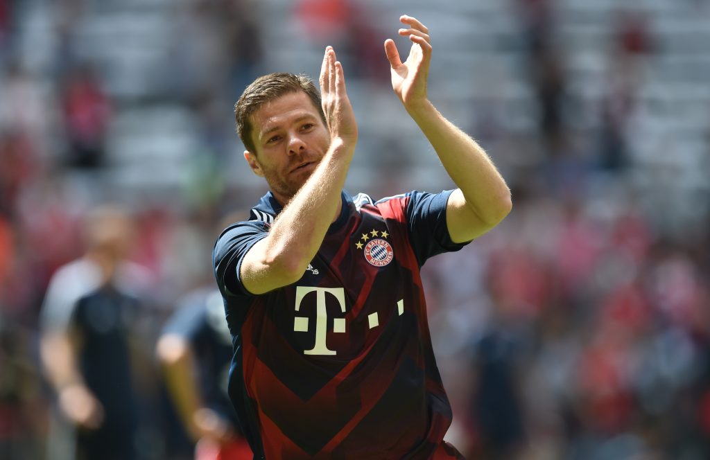 Xabi Alonso felicitó a Beñat San José por su llegada a la UC
