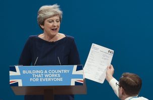 Todo mal para May: Le rechazan opciones de Brexit y británicos la consideran poco apta para el cargo