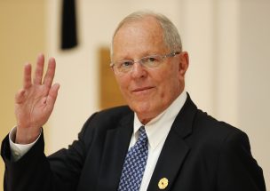 Kuczynski se defiende ante un Congreso peruano decidido a destituirlo