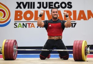 Pesista Arley Méndez es premiado como el