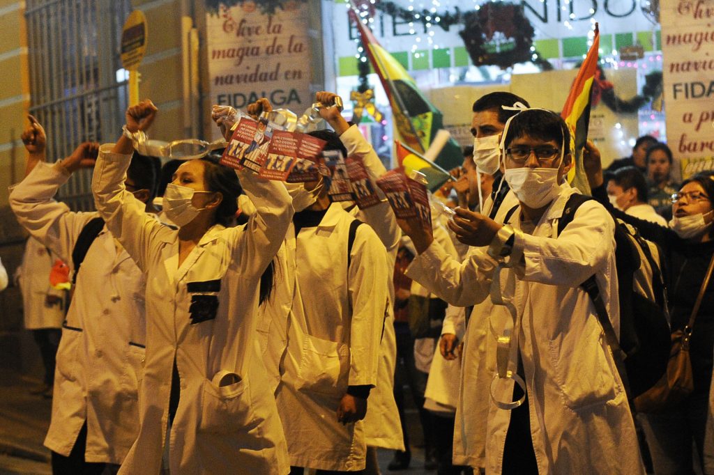 Médicos en Bolivia renuncian a cargos e ingresan en huelga de hambre