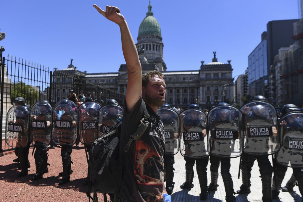 Huelga y marcha con incidentes en Argentina por reforma de pensiones
