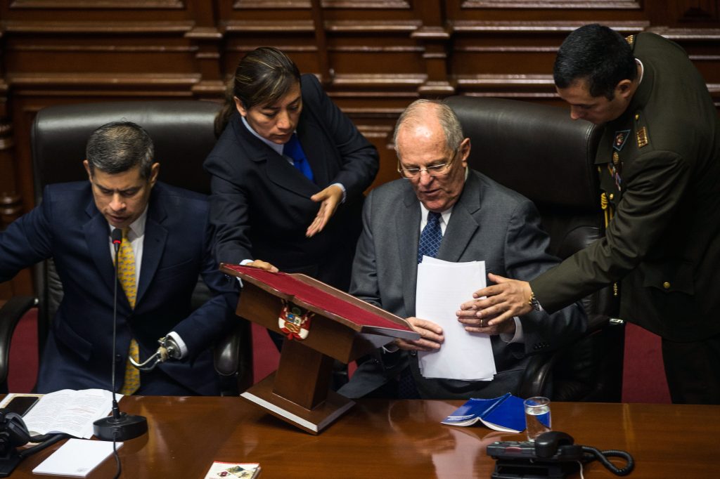 Tras salvar su mandato, Kuczynski promete que no defraudará a los peruanos