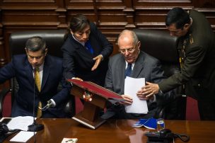Tras salvar su mandato, Kuczynski promete que no defraudará a los peruanos