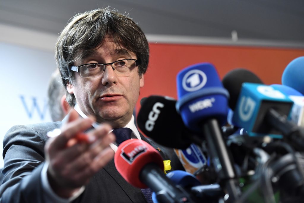 Carles Puigdemont ofreció reunirse con Mariano Rajoy “en cualquier lugar que no sea el Estado Español, por razones obvias”