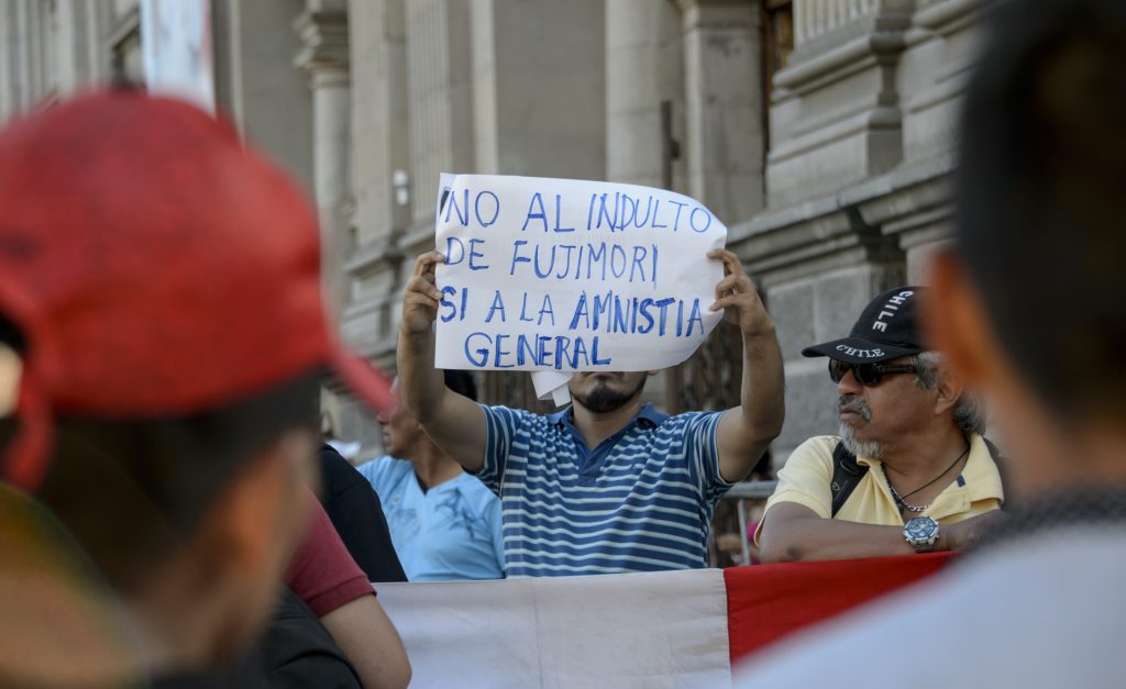 Masiva marcha de protesta en Perú contra indulto a Fujimori
