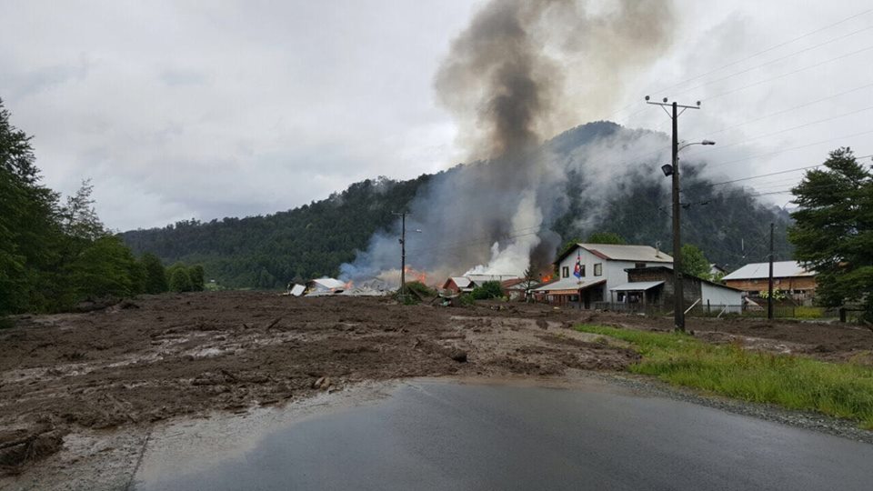 Aluvión e incendio en Chaitén dejan un carabinero desaparecido