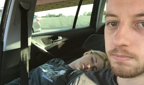 Hombre compiló las “mejores” fotos de su esposa durmiendo en el asiento del copiloto