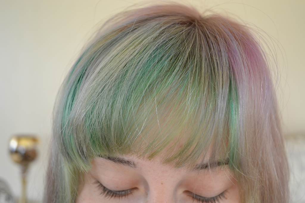 Mujer intentó teñirse el “cabello de unicornio” en casa y terminó con graves consecuencias