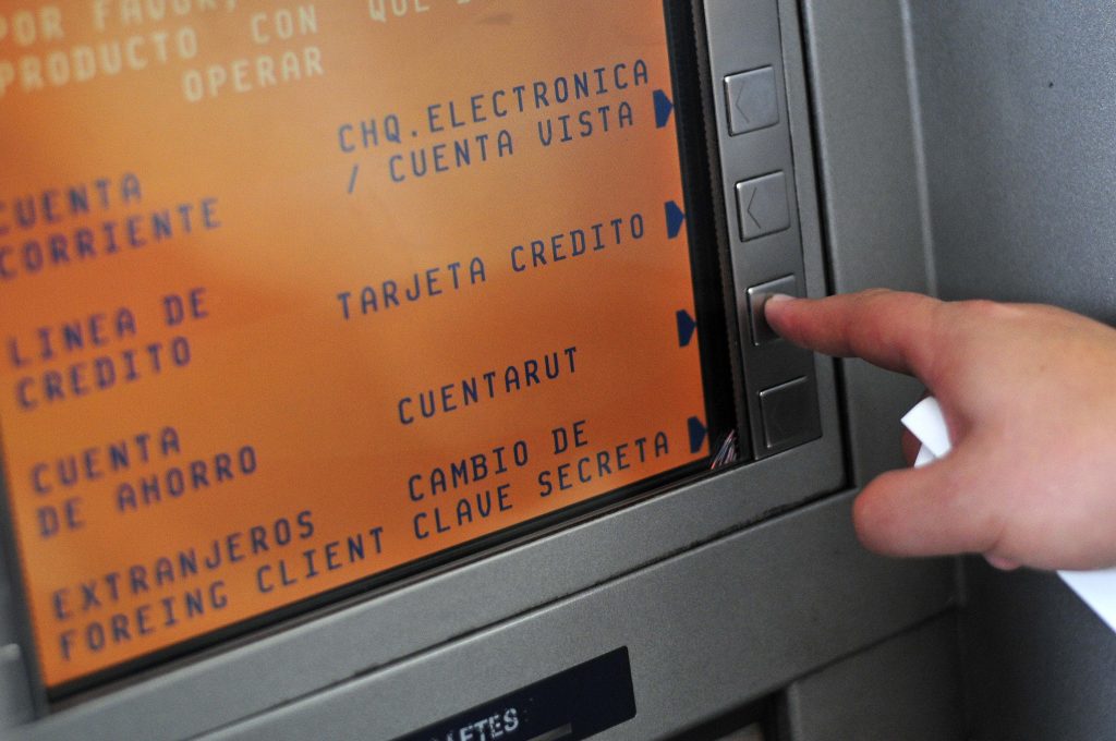 Banco de Chile limitó las transferencias electrónicas para evitar “cuento del tío”