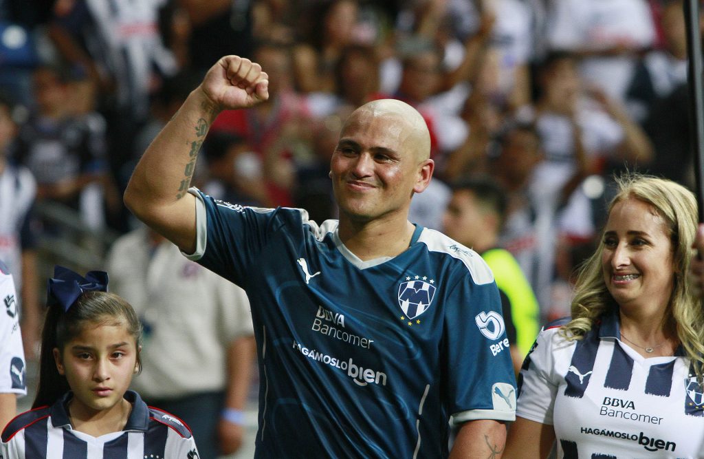 “Chupete” Suazo volvió al Monterrey para convertirse en la estrella del Showbol