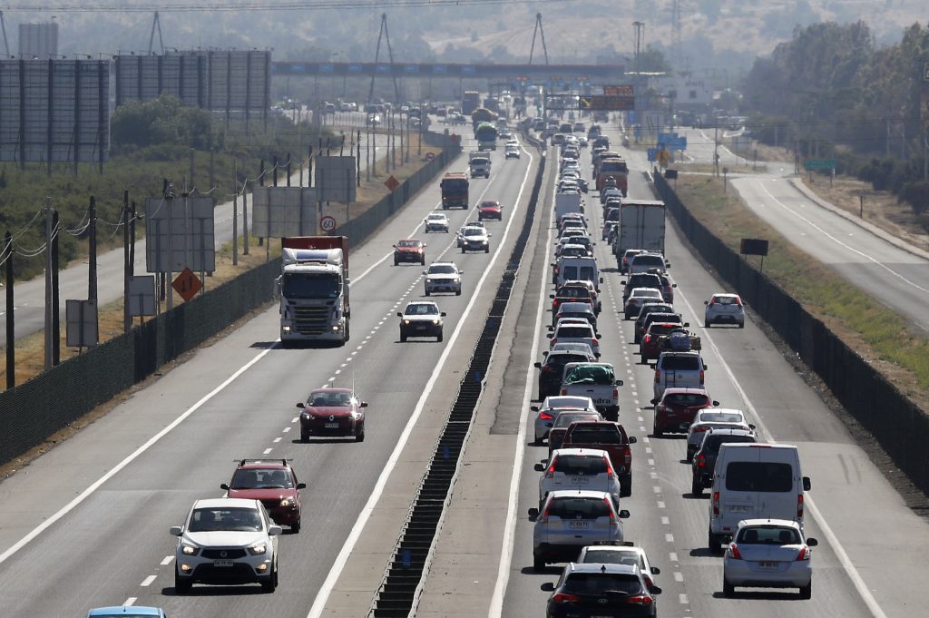 Proyecto de ley busca sancionar a automovilistas que transiten por la pista izquierda “más allá del tiempo necesario”