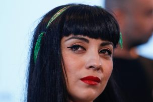 Mon Laferte llegó a votar en compañía con un guardaespaldas