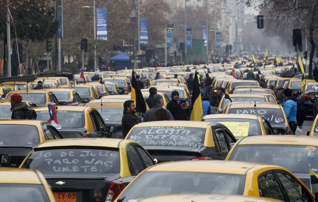 Carabineros detuvo a 11 taxistas involucrados en el robo y quema de dos buses del Transantiago