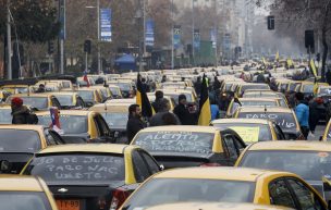 Carabineros detuvo a 11 taxistas involucrados en el robo y quema de dos buses del Transantiago