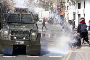 Se registran incidentes en Plaza Italia: Carabineros acude al lugar con carro lanzaaguas