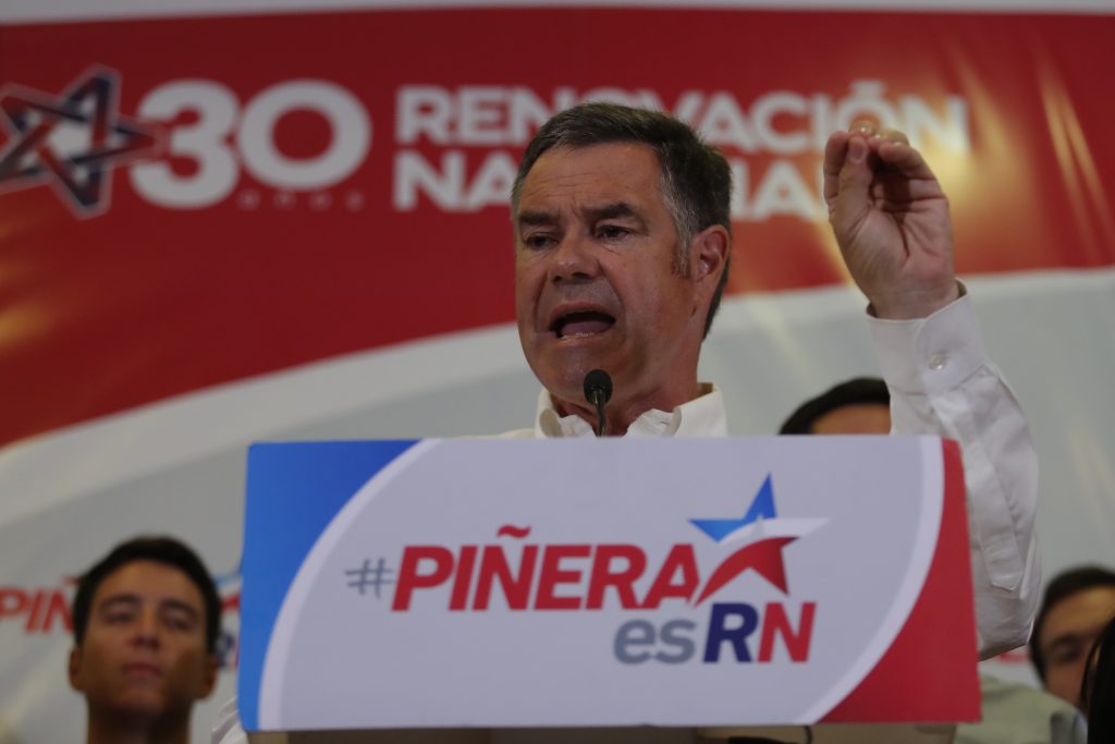 Ossandón consideró que Felipe y José Antonio Kast han perjudicado a Piñera