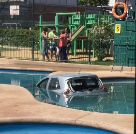 Automóvil cayó en Piscina en Valparaíso