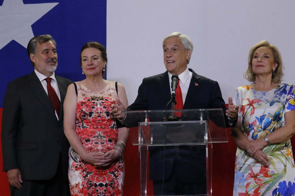 Guillier llegó al comando de Sebastián Piñera para felicitarlo: “Va a haber una colaboración eficaz”