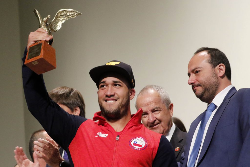 Claudio Bravo felicitó a Arley por su premio: “Agradecido de que hayas elegido Chile para entregar tu talento”