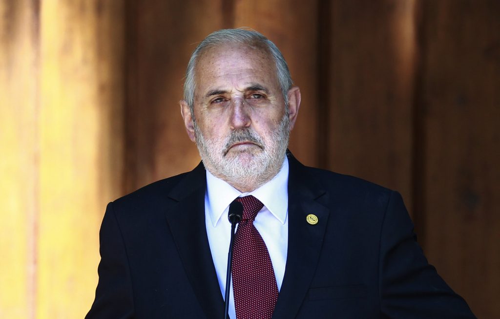 Abbott restringe opiniones de fiscales y califica filtraciones como “corrupción”