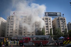 Incendio afecta a restaurante en plaza Italia: trabajan 10 compañías de bomberos