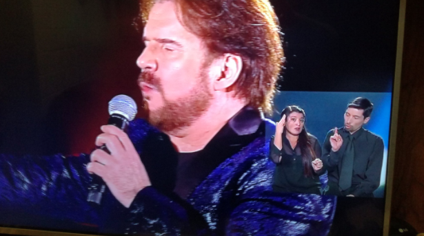 ¡Notable! interpretes de lengua de señas cantan a dúo en presentación de Pimpinela