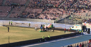 [VIDEO] La dura caída de un paracaidista en el entretiempo del duelo de la U en el Nacional