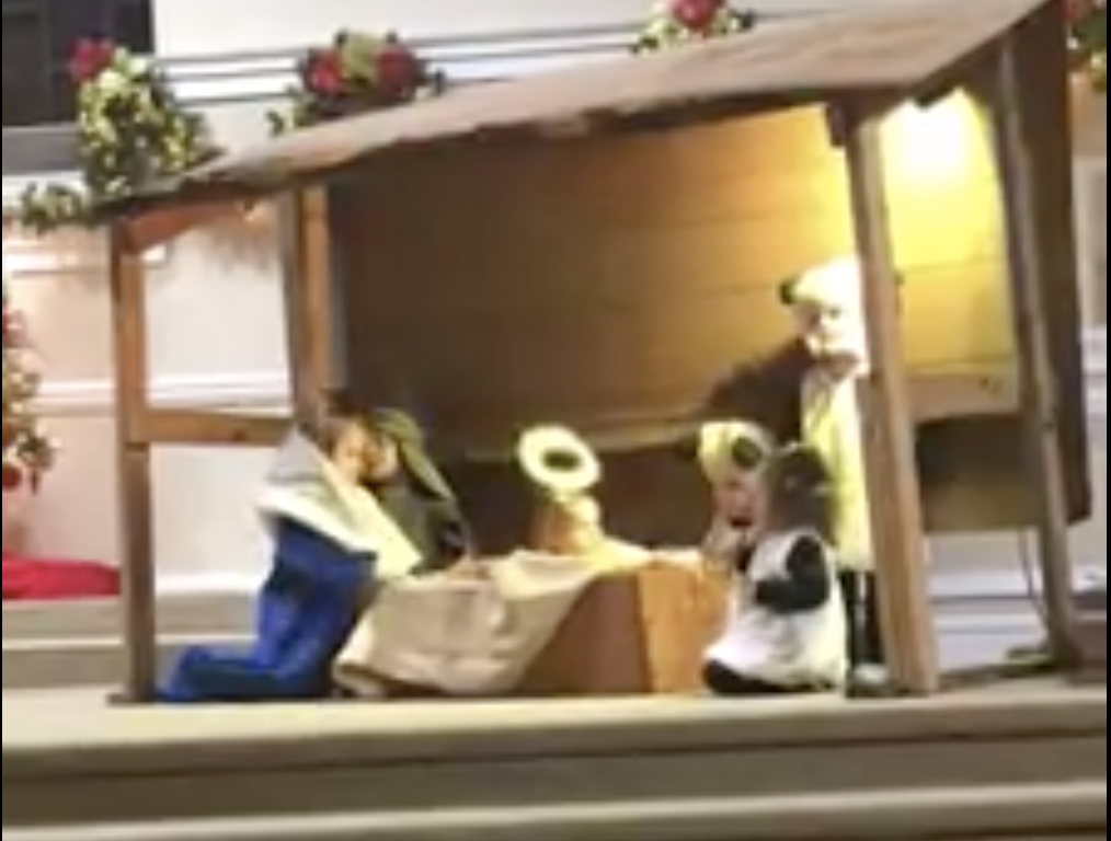 Niña se vuelve viral tras “robar” a niño Jesus en pleno acto