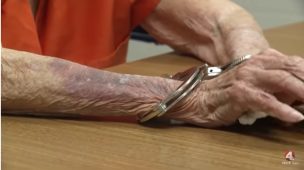 Anciana de 93 años pasa 2 noches en prisión por negarse a ser desalojada