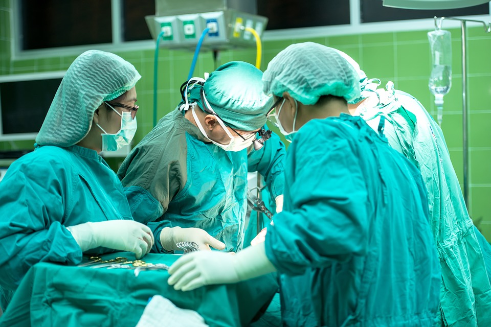 Cirujano británico grabó sus iniciales en hígados de dos pacientes