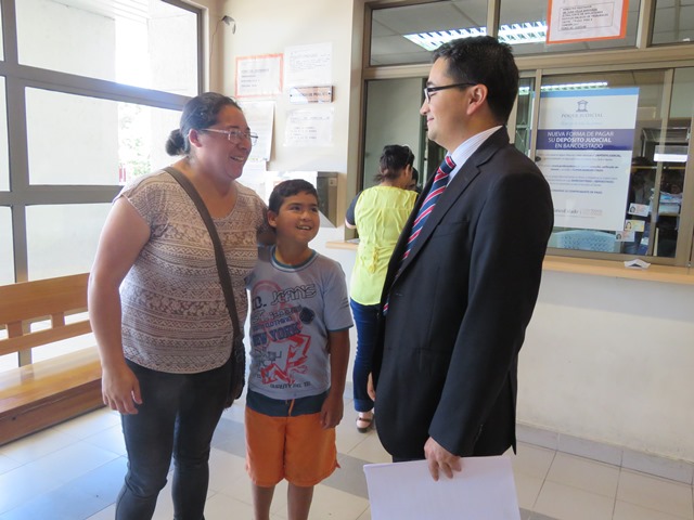 Juez cumplió “deseo navideño” de un niño en Cabrero