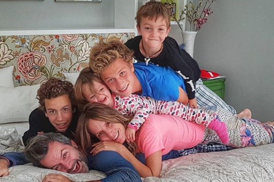 Se llegó a caer de la emoción: Cristián Sánchez grabó a su hija abriendo un regalo navideño