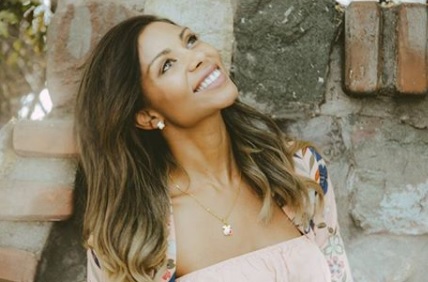 Dominique Lattimore explicó su curiosa foto con dos elefantes