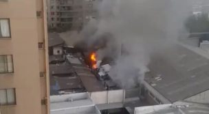 Bomberos tiene controlado el incendio en el centro de Santiago