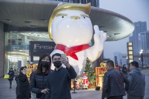 Del gallo al perro, una nueva estatua para Trump en China