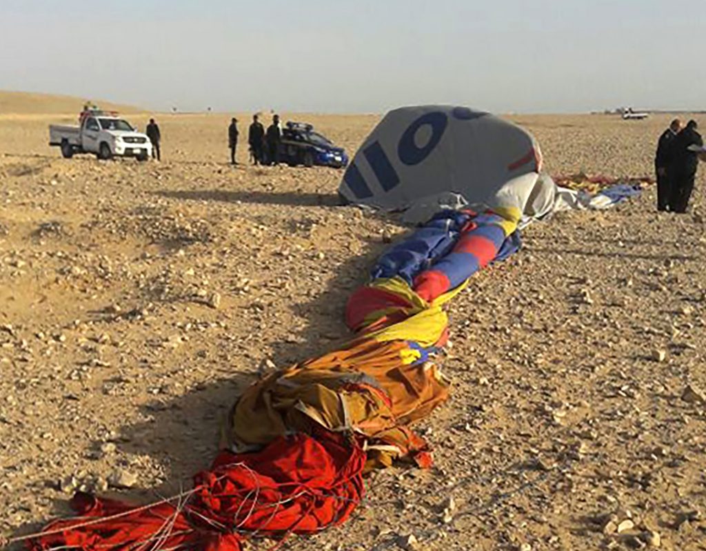 Un muerto y 12 heridos al estrellarse un globo aerostático con turistas en Egipto