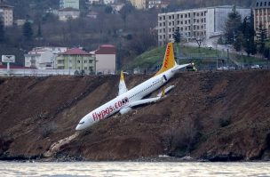 Avión se deslizó por un barranco y queda al borde de caer al mar en Turquía